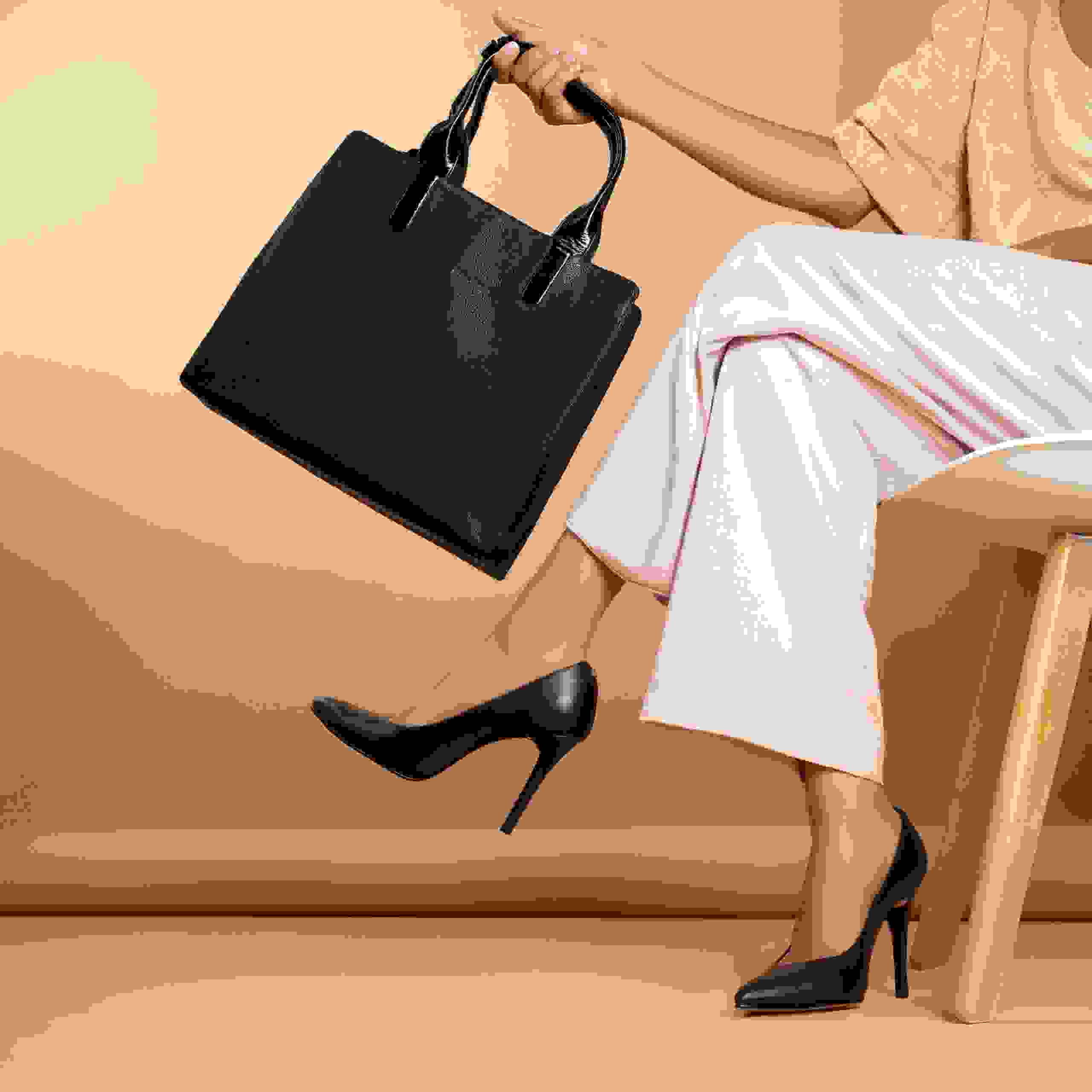 زن شیک پوش با اکسسوری به جای آرایش سنگین