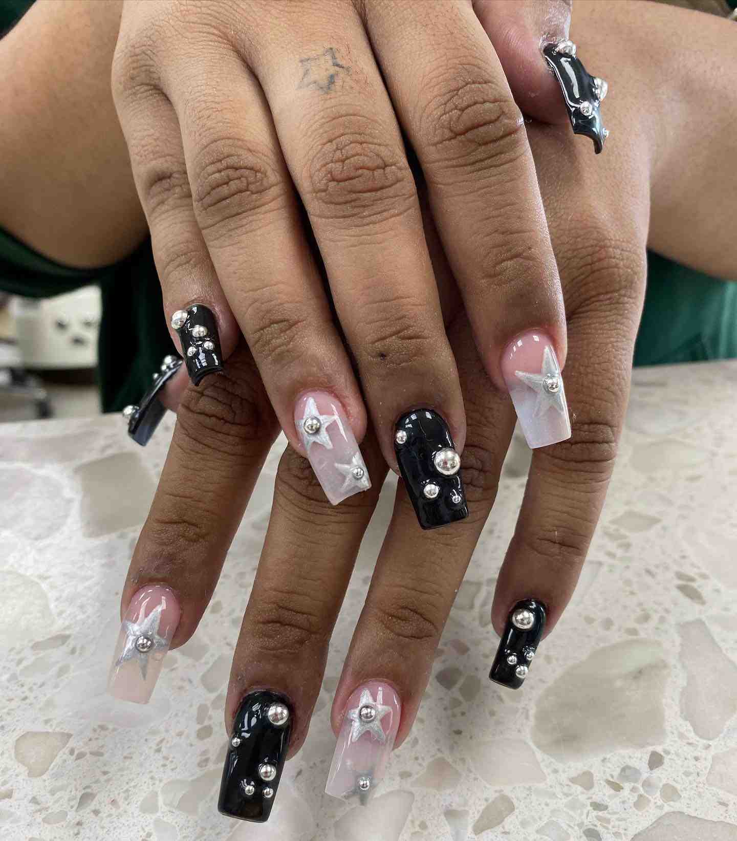مدل ناخن سیاه نقره ای با رگه نقره ای