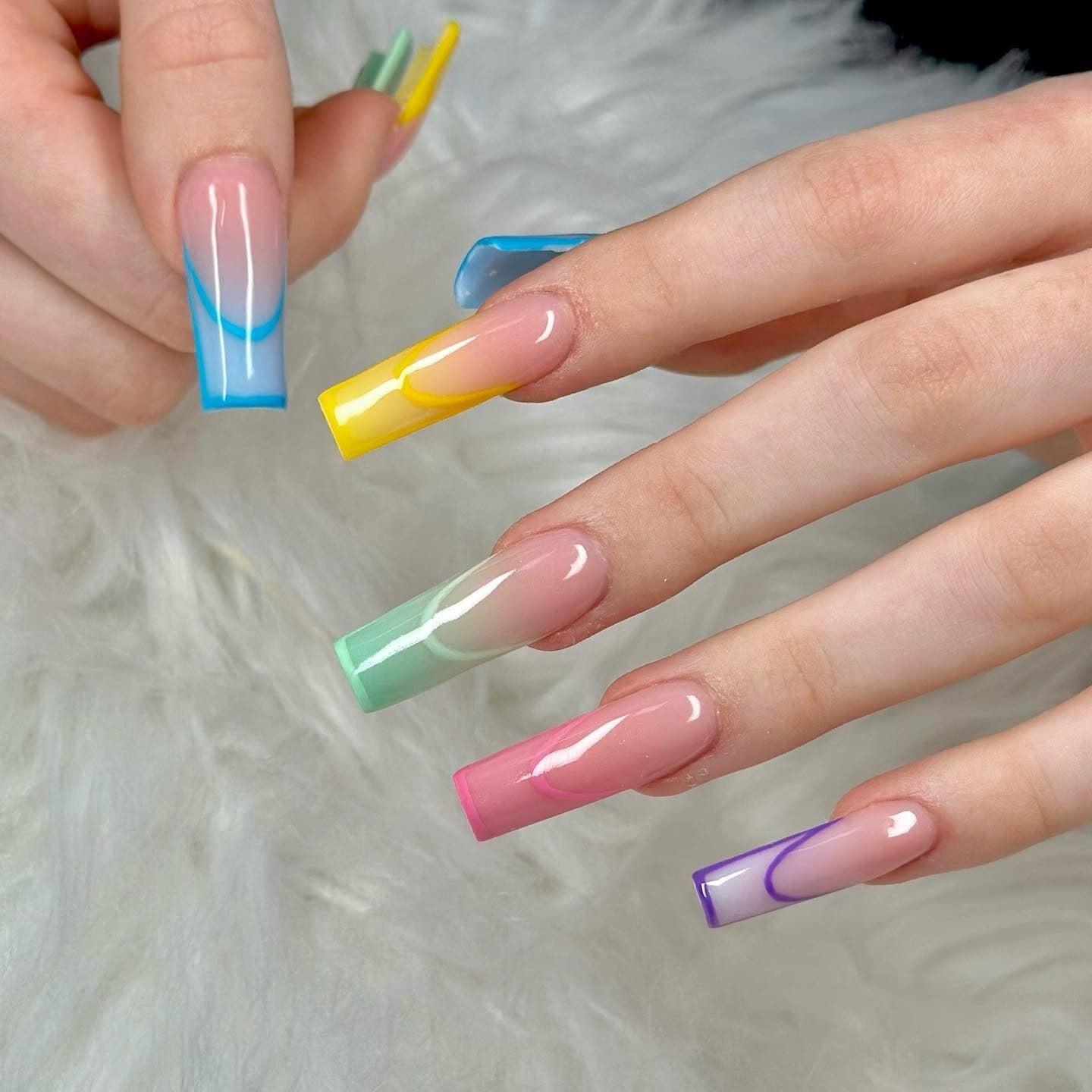 فرنچ رنگین کمانی براق روی ناخن های تابوتی برای طراحی ناخن عید بهاری