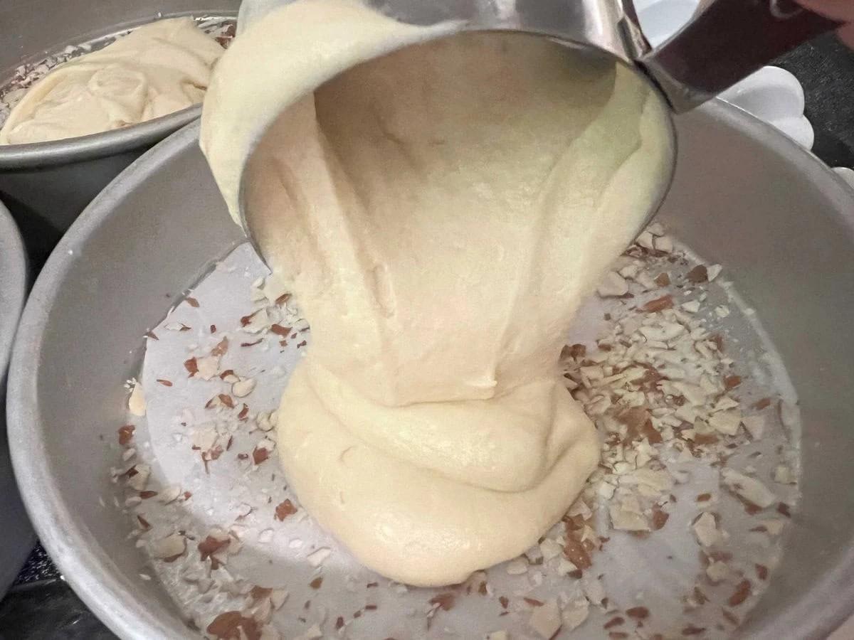 پر کردن قالب های آماده شده با مایه کیک، طرز تهیه کیک آمارِتو.