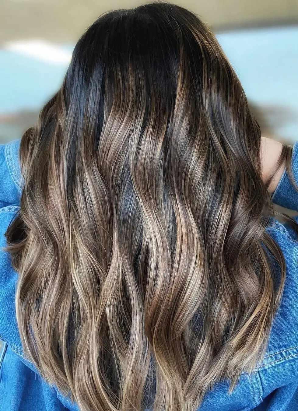 مدل بالیاژ موی تیره به رنگ قهوه ای قارچی