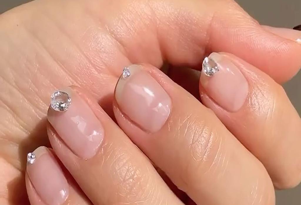 22 ایده طراحی ناخن مینیمال برای مانیکور شیک تابستانی در خرداد 1404