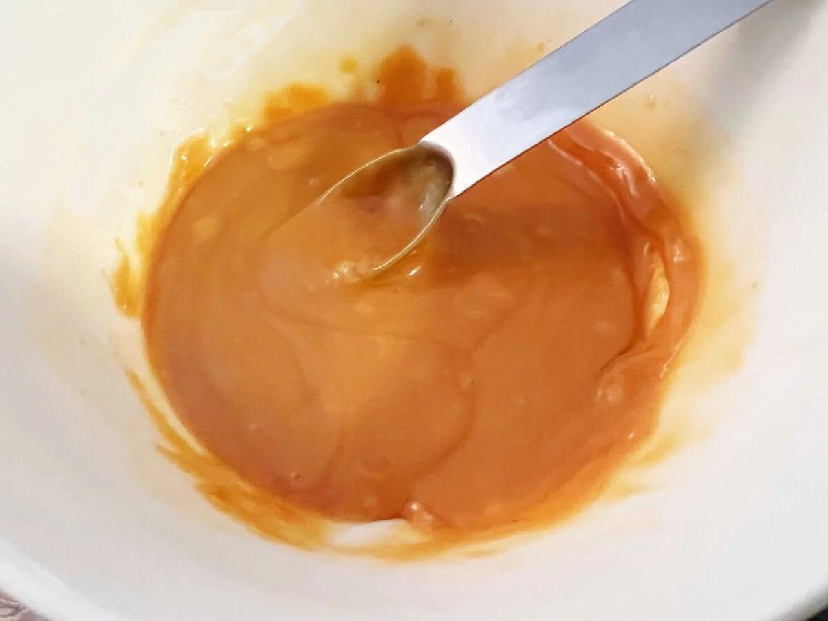 گلیز باتراسکاچ در کاسه - طرز تهیه پاند کیک باتراسکاچ