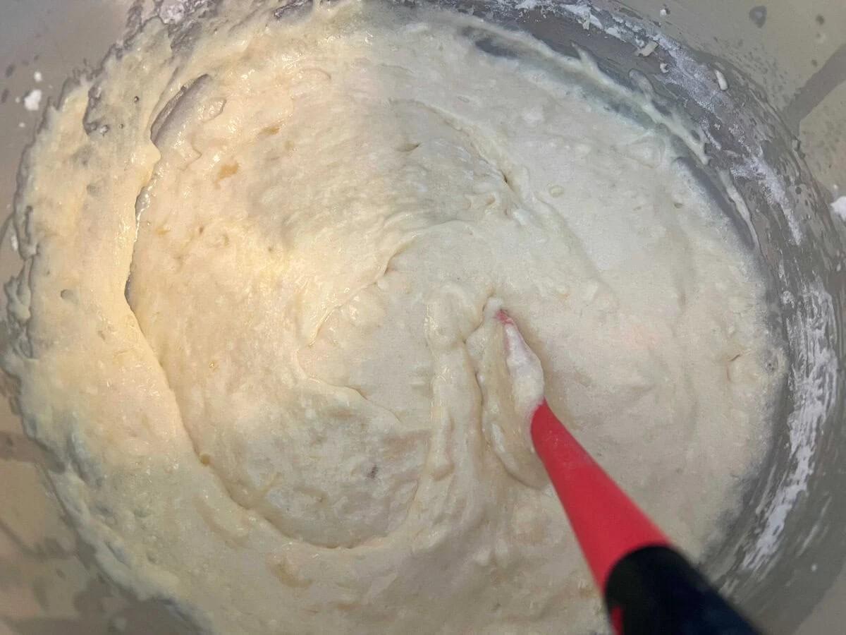 مایه آماده شده برای طرز تهیه کاپ کیک آناناس