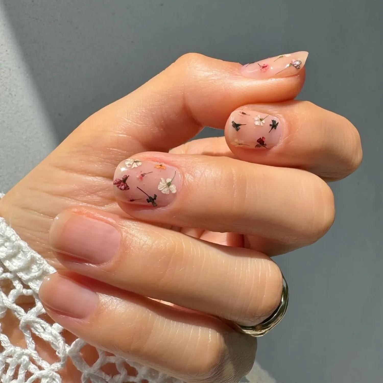 طراحی ناخن مینیمال با گل های فشرده طبیعی