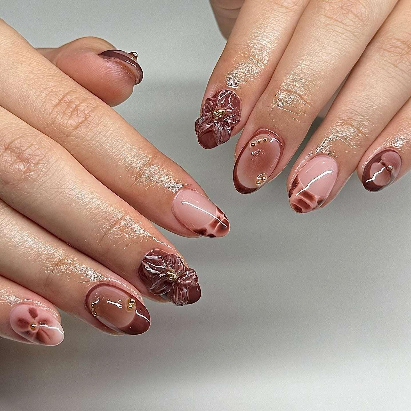 10. طراحی فرنچ قهوه ای گلدار سه بعدی - طرح ناخن قهوه ای