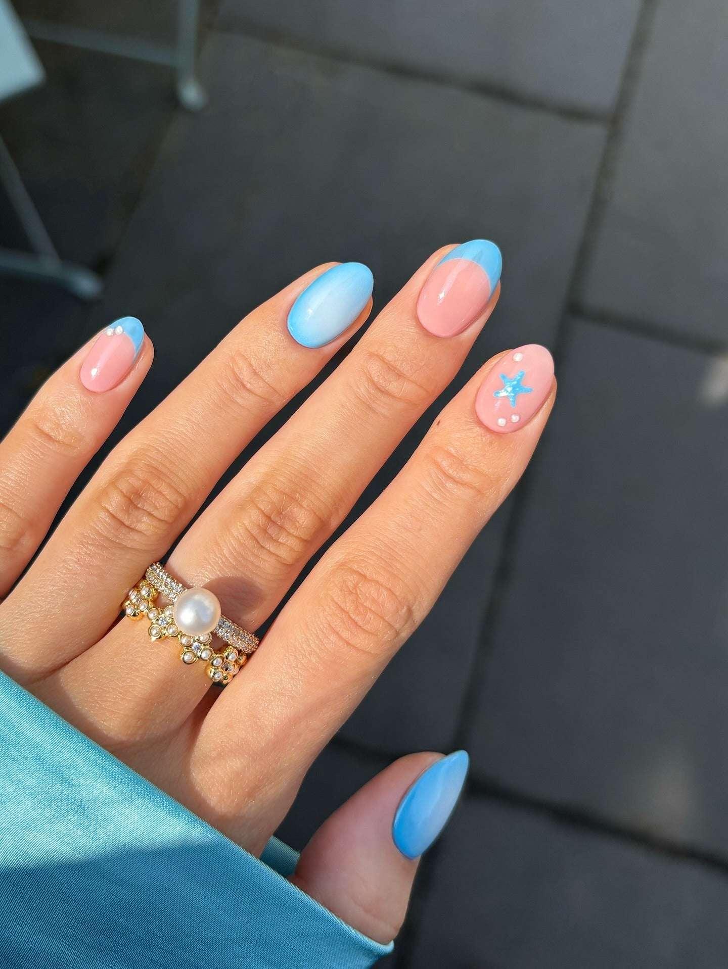 10. Blue & Pink Summer Nails (Trendy Simple Nail Ideas) - مدل ناخن ساده و شیک