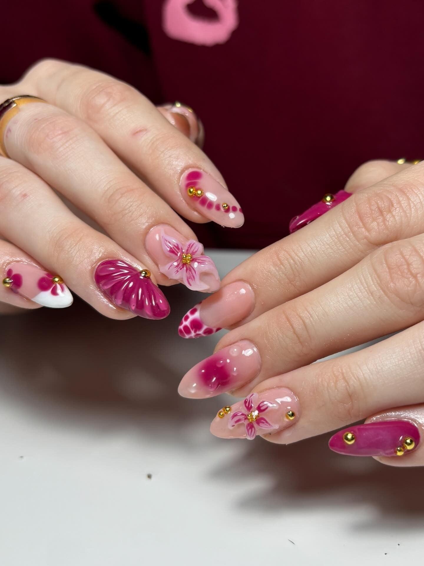 14. Bold Magenta Florals (Trendy Simple Nail Ideas) - مدل ناخن ساده و شیک