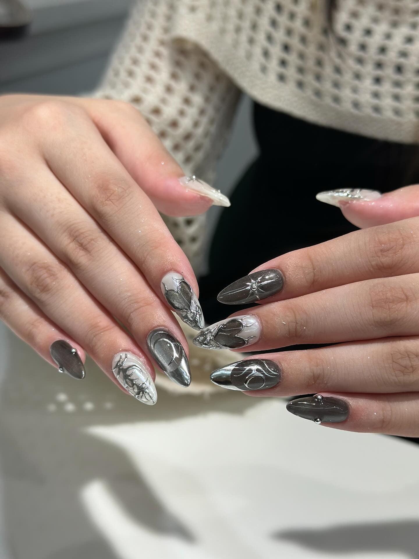 1. ناخن های متالیک با لبه کرومی (مدل ناخن نقره ای)