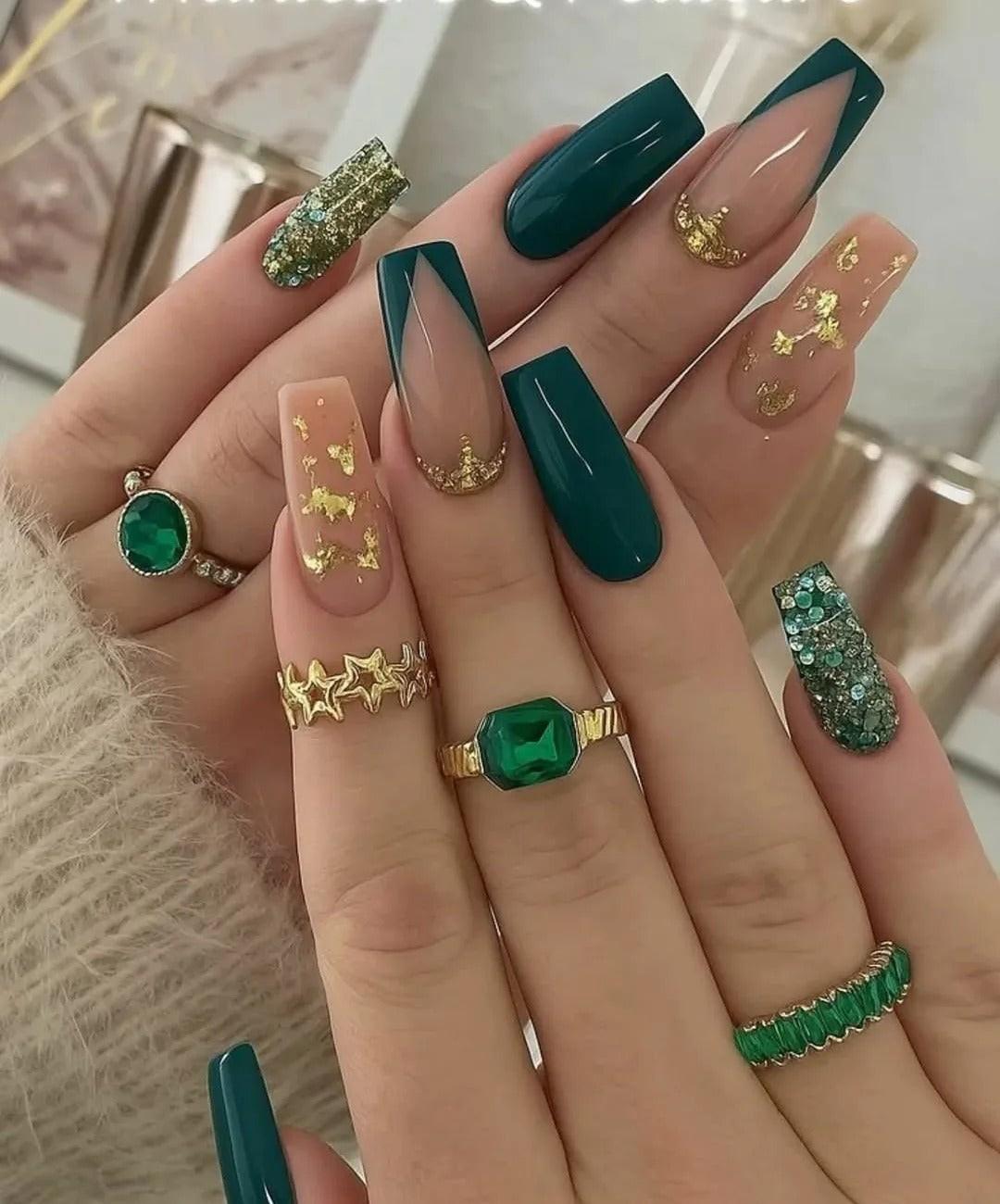 3. Emerald Luxe Nails (Trendy Simple Nail Ideas) - مدل ناخن ساده و شیک