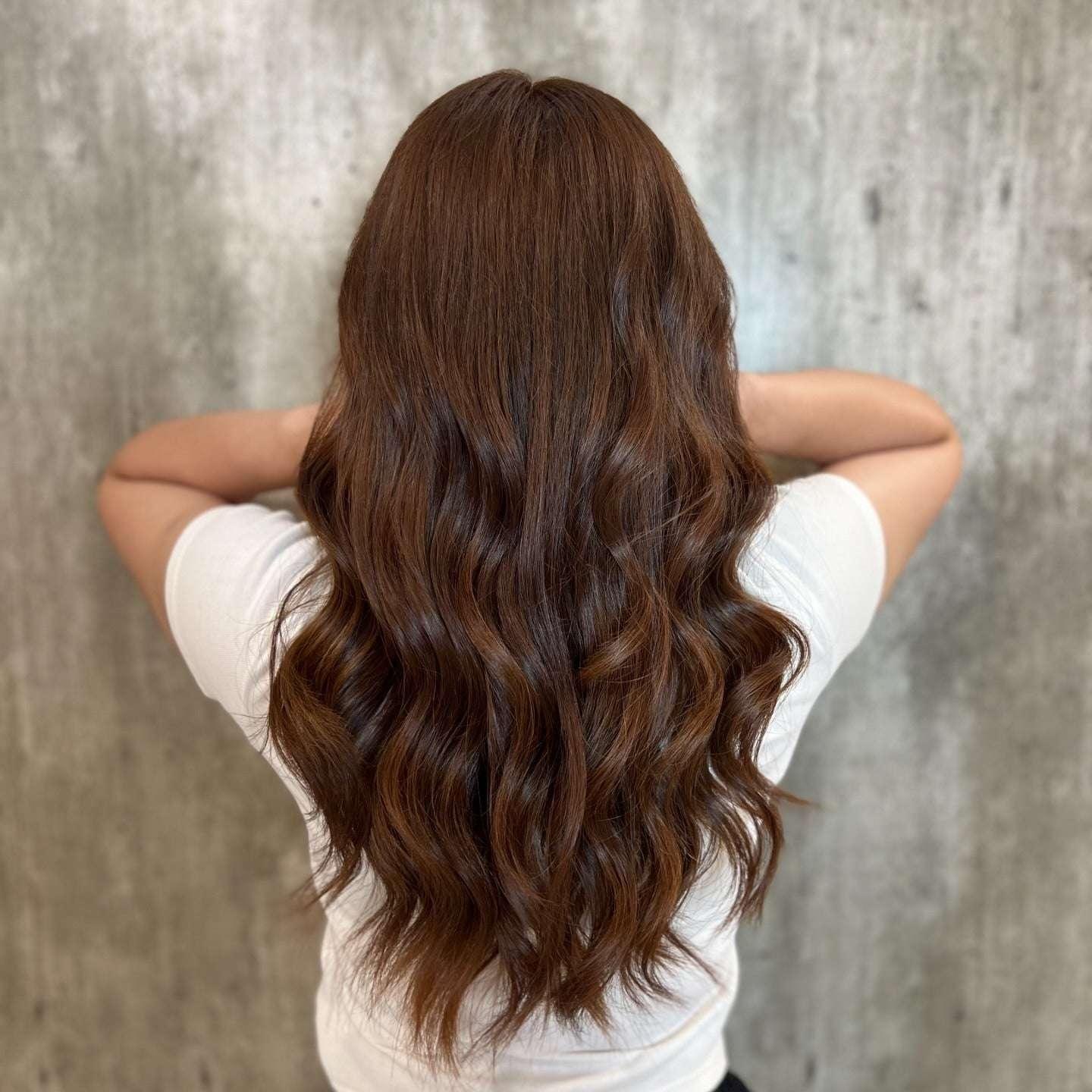 4. Warm Cocoa Flowing Waves (مدل رنگ مو قهوه ای)