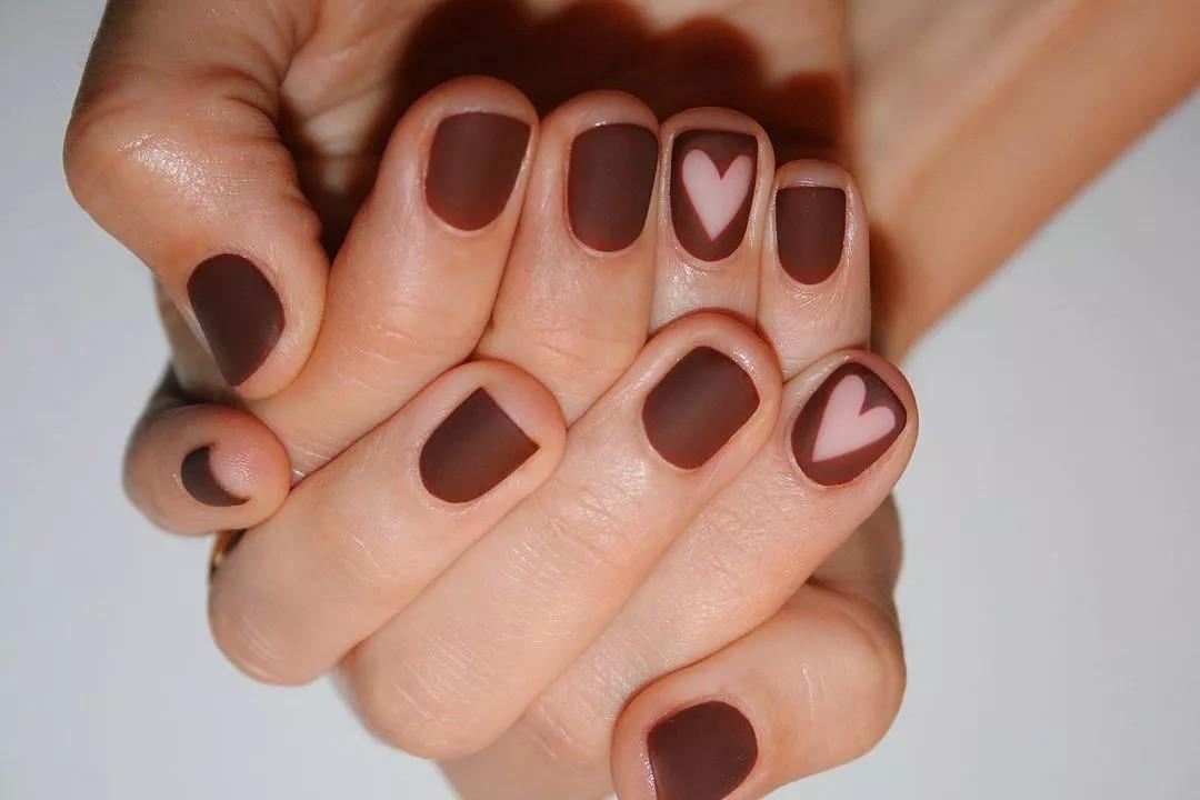 مدل ناخن مات شکلاتی با طراحی قلب فضای منفی