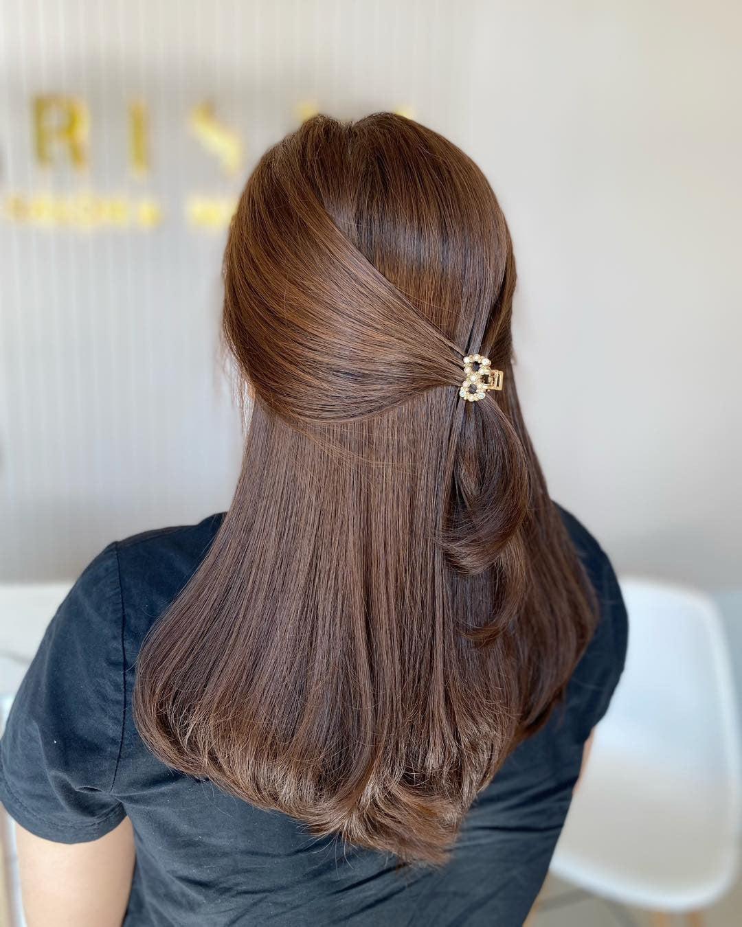 8. Caramel Brown with Half-Up Clip (مدل رنگ مو قهوه ای)