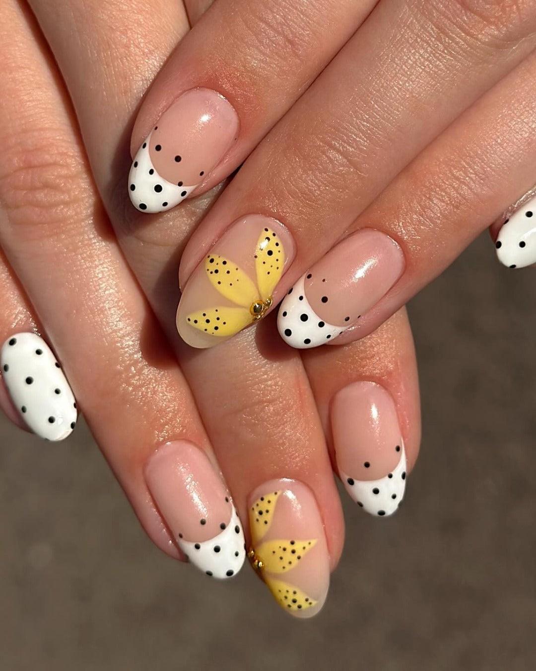 8. Polka Dot & Yellow Petals (Trendy Simple Nail Ideas) - مدل ناخن ساده و شیک