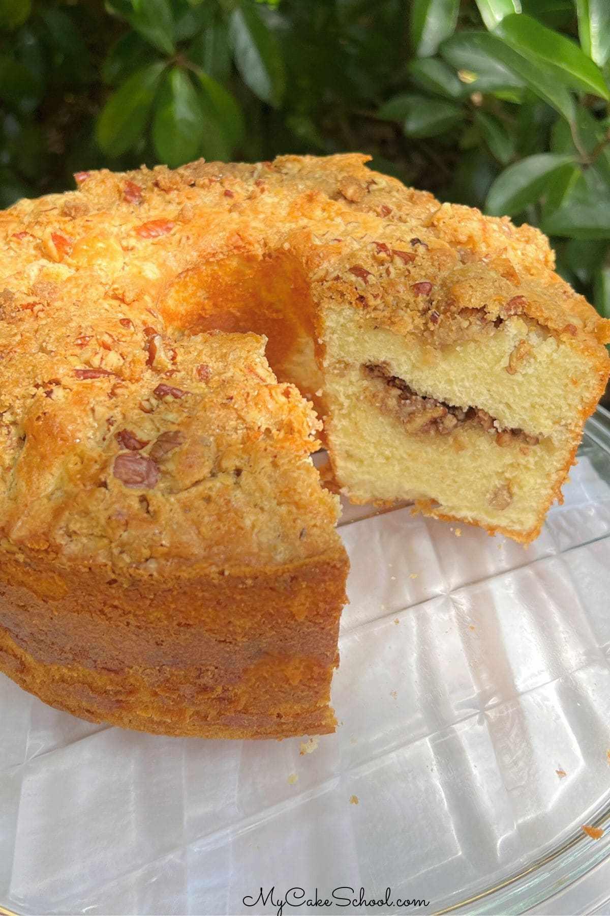 کیک صبحانه دارچینی، برش خورده، روی پایه.