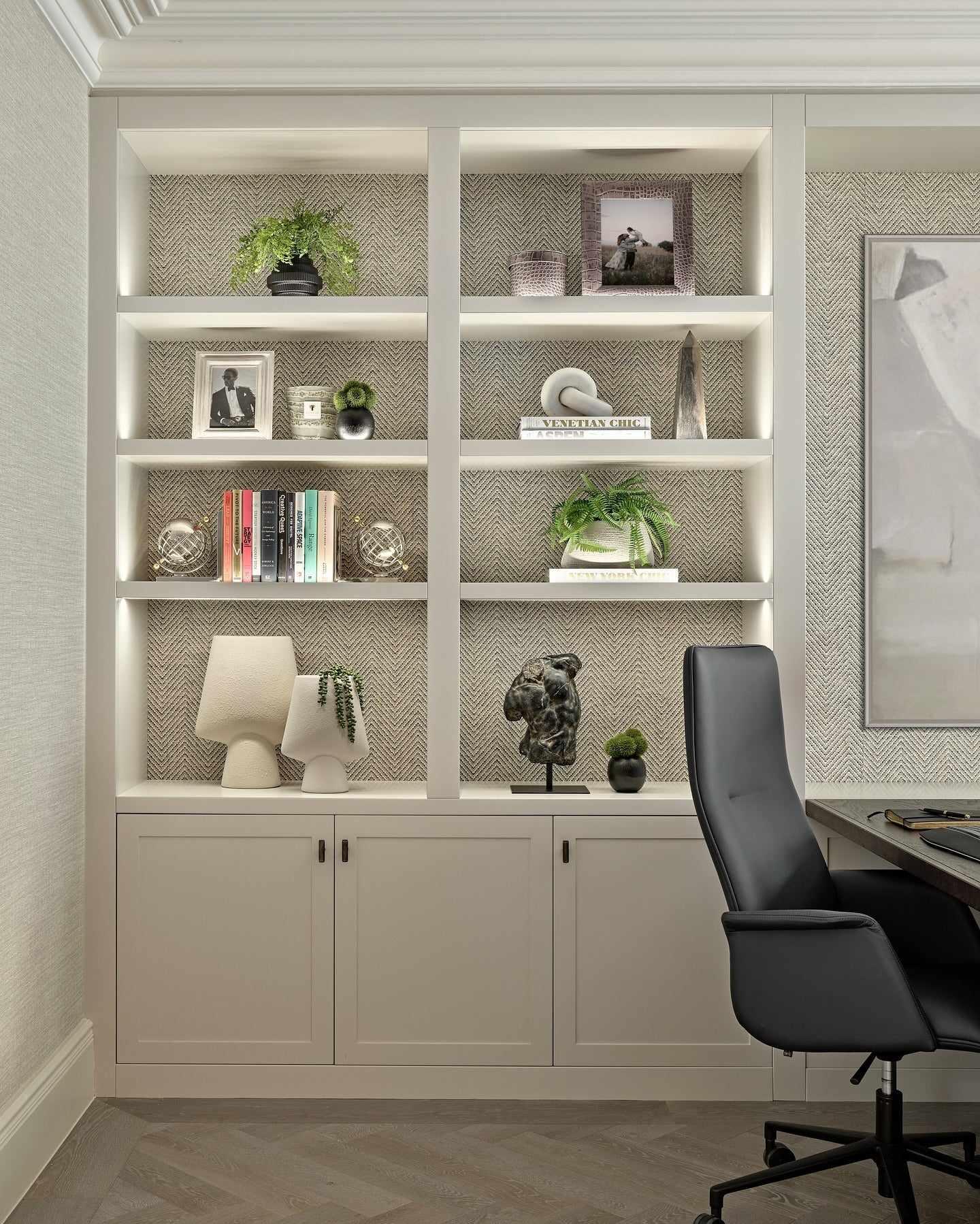 مدل اتاق کار مردانه: Light Contemporary Office with Display Shelves