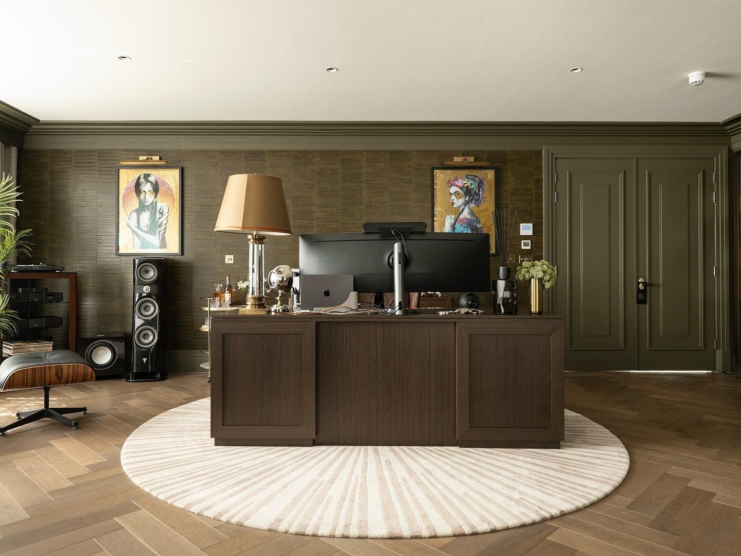 مدل اتاق کار مردانه: Classic Olive Office with Art and Tech