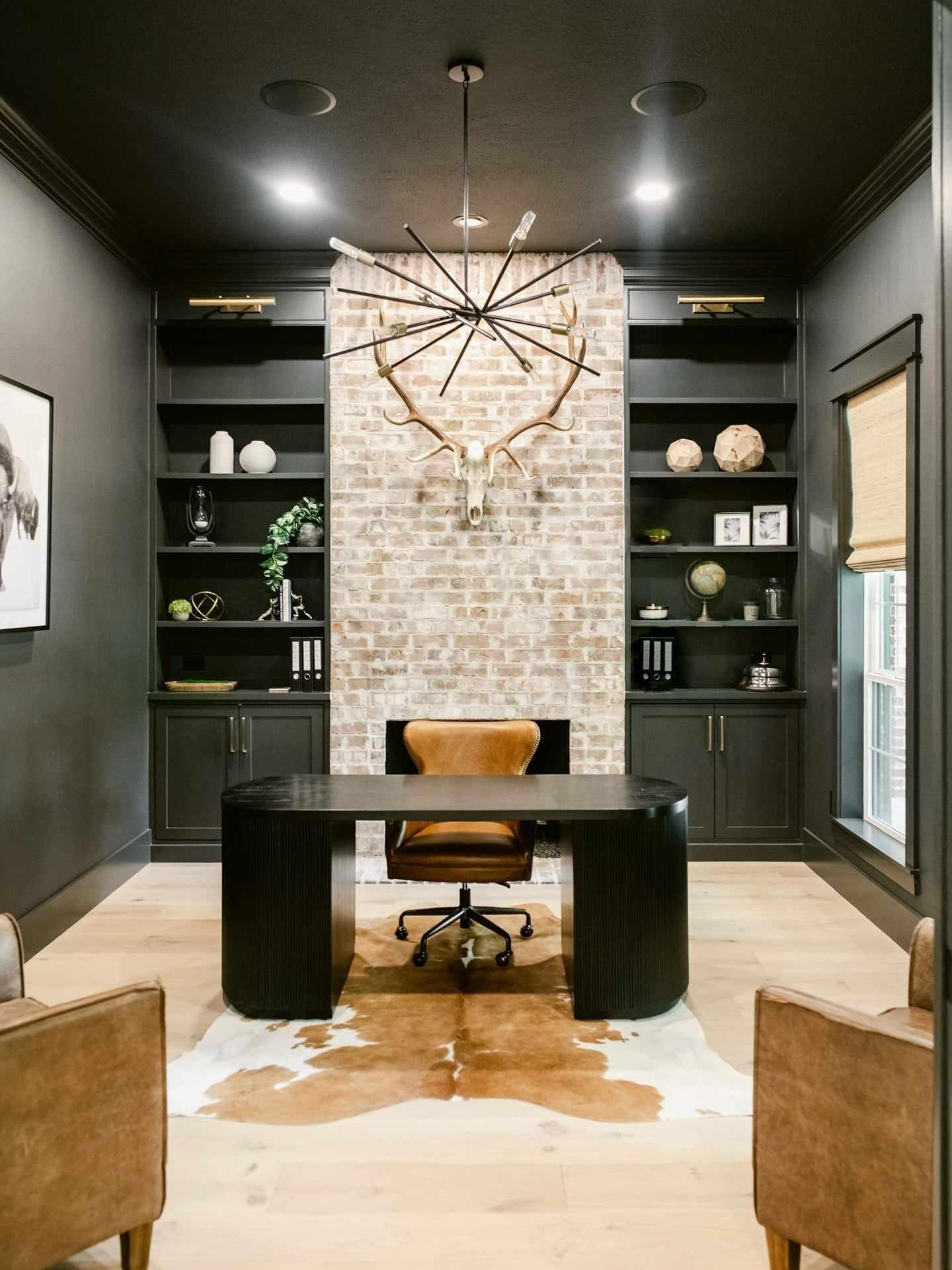 مدل اتاق کار مردانه: Industrial-Inspired Brick Office