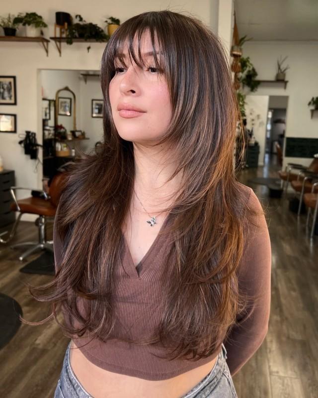 7. Chestnut Layers with Textured Fringe (مدل مو بلند چتری کم پشت)