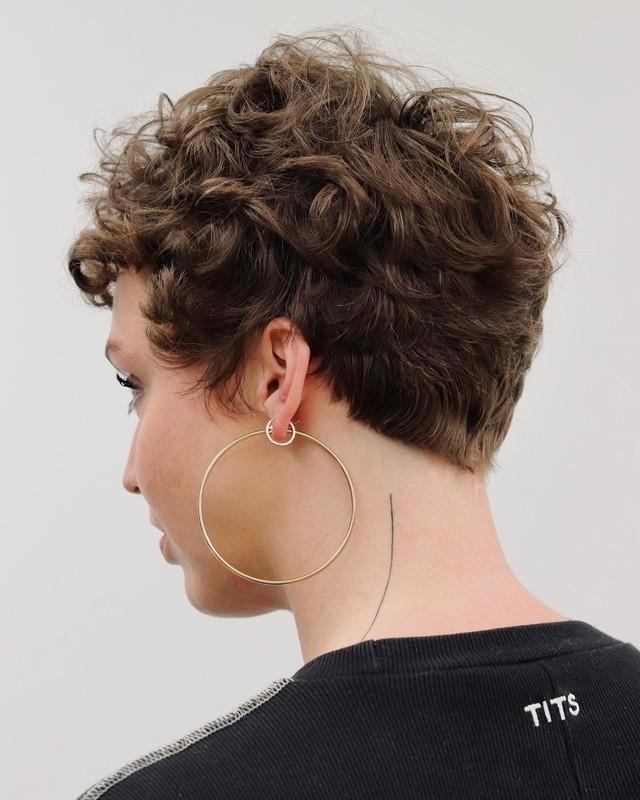 پیکسی فرفری خاکستری قهوه ای تراش خورده (مدل موی پیکسی فر)