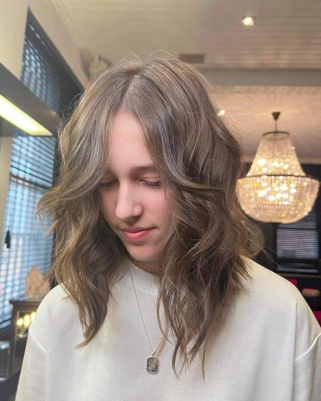شَگ قهوه ای خاکستری با بالیاژ ظریف (مدل موی شگ لایه لایه)