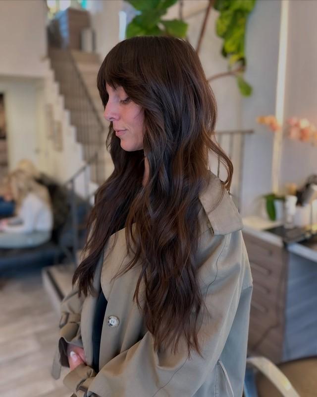 10. Rich Mocha Waves with Full Fringe (مدل مو بلند چتری کم پشت)
