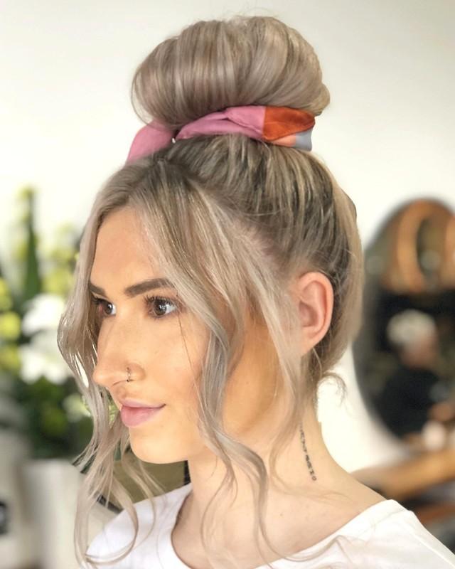 مدل موی گوجه ای بلوند خاکستری ظریف با لایه های نرم قاب کننده صورت