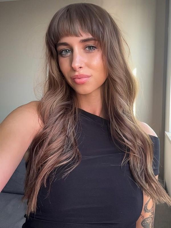 14. Ash Brunette Waves with Baby Fringe (مدل مو بلند چتری کم پشت)