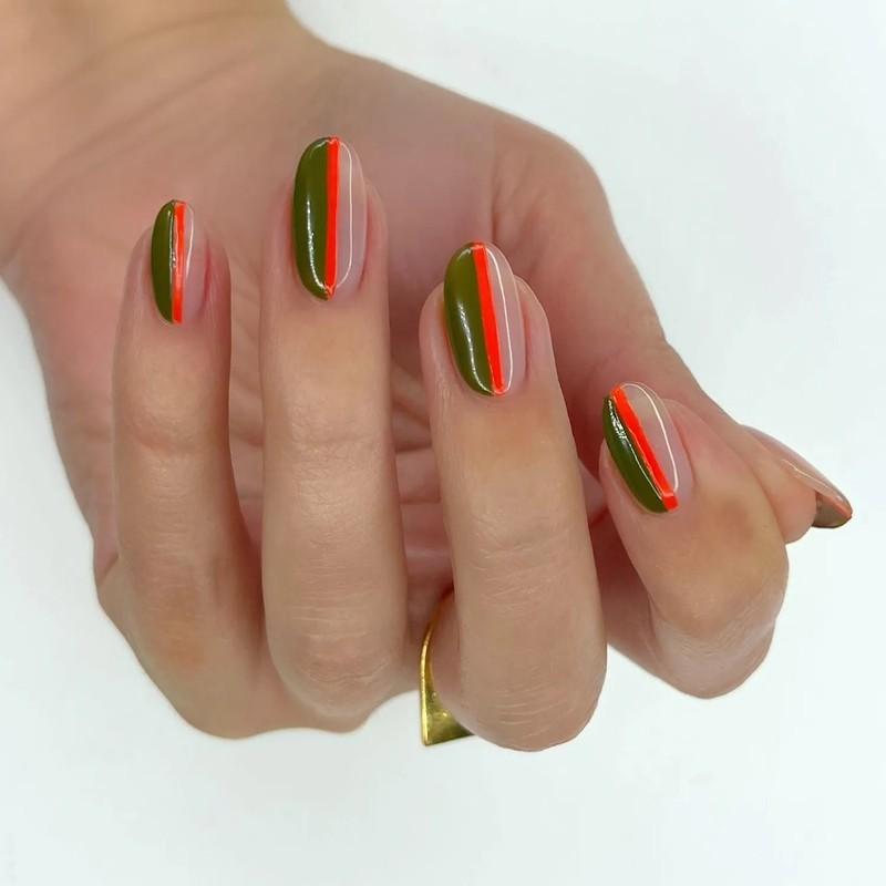 ایده ناخن زیتونی: Manicure with striped color design on nails