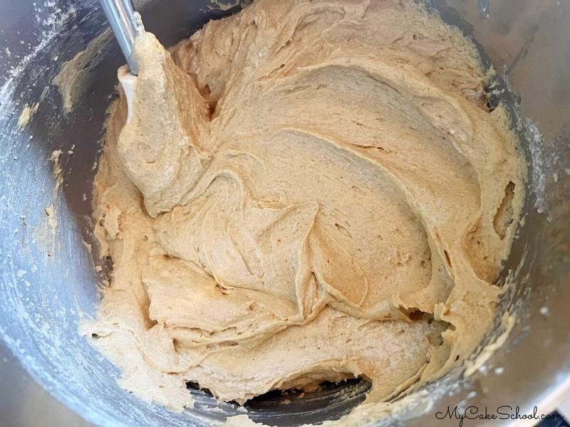 طرز تهیه کیک کدو حلوایی: مایه کیک کدو حلوایی در یک کاسه.