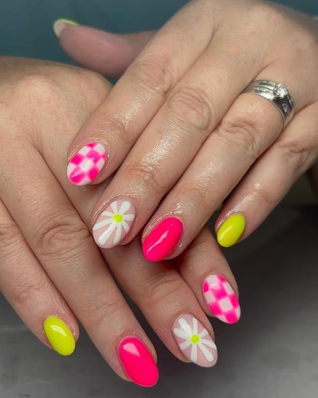 10. Pink Picnic Checker Nails (مدل ناخن رنگارنگ)
