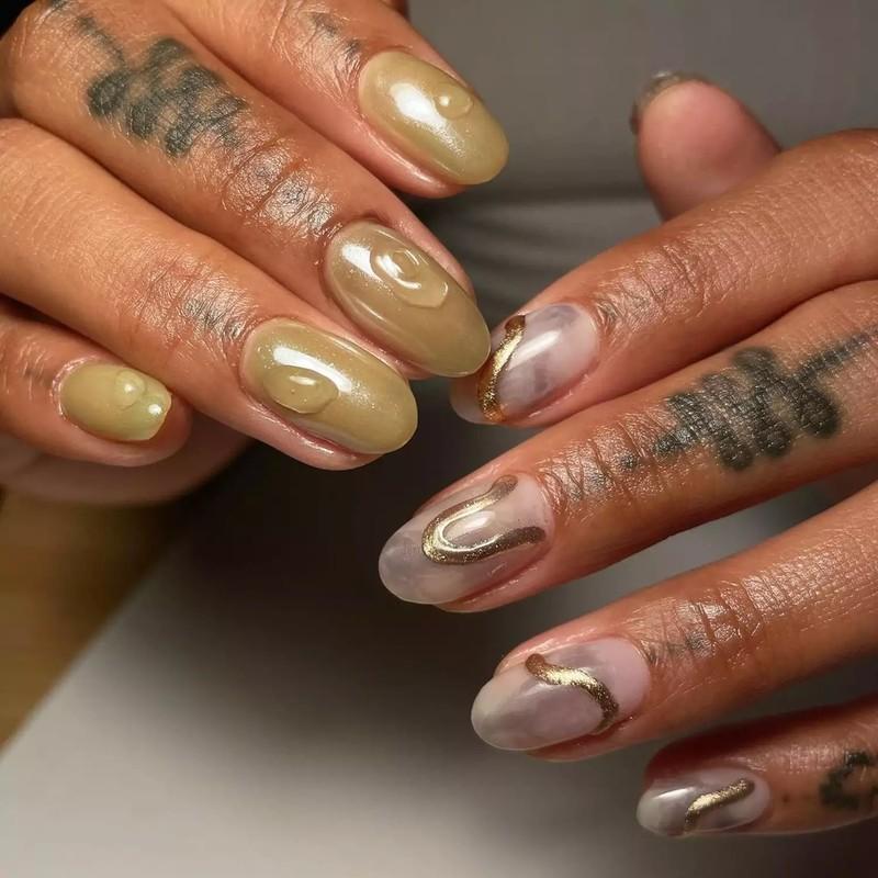 ایده ناخن زیتونی: Olive and Gold Chrome Nails