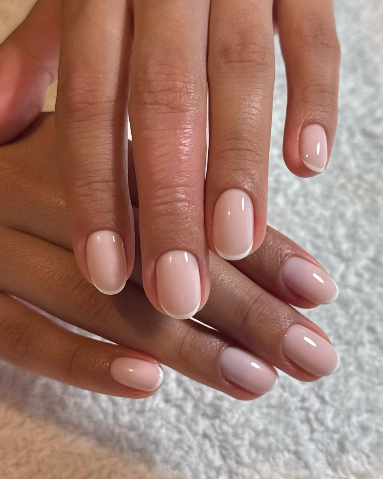 امبره فرنچ کلاسیک و ملایم (مدل ناخن بیضی)