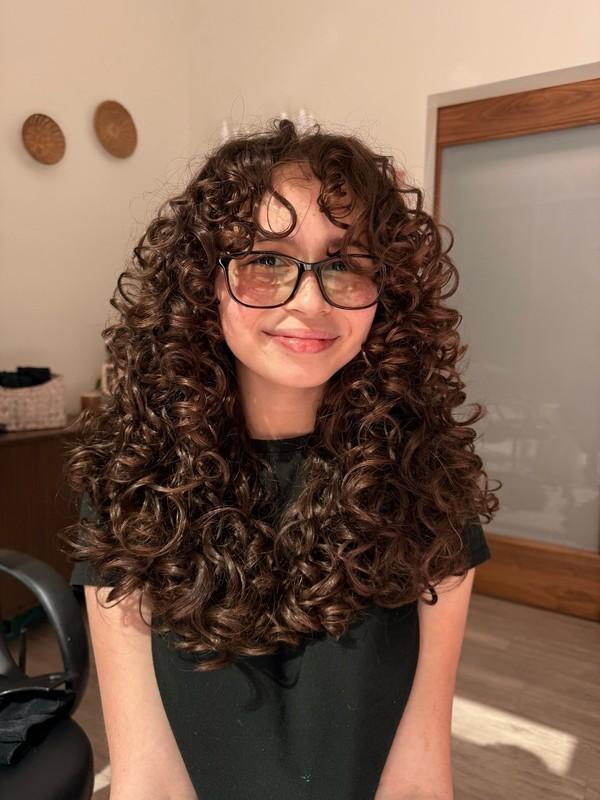 مدل چتری موی فر: حلقه های براق با چتری های نرم