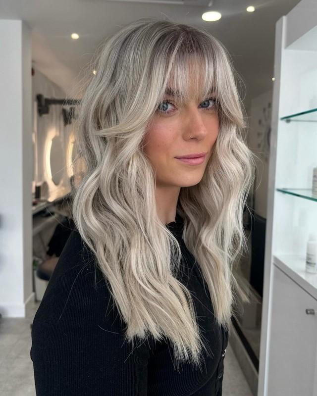 4. Pearl Ash Blonde with Wispy Curtain Bangs (مدل مو بلند چتری کم پشت)