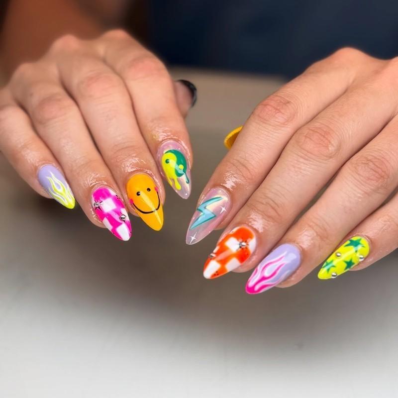 14. Electric Smile Nails (مدل ناخن رنگارنگ)