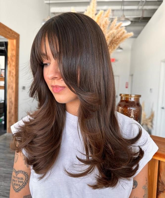لایه های نرم شاه بلوطی با چتری های پرده ای کم پشت (مدل مو لایه لایه چتری)