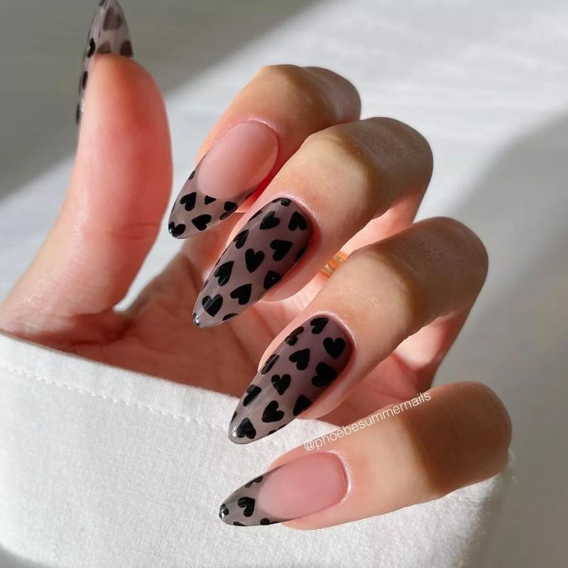 مدل مانیکور فرنچ مشکی ژله ای با طرح قلب