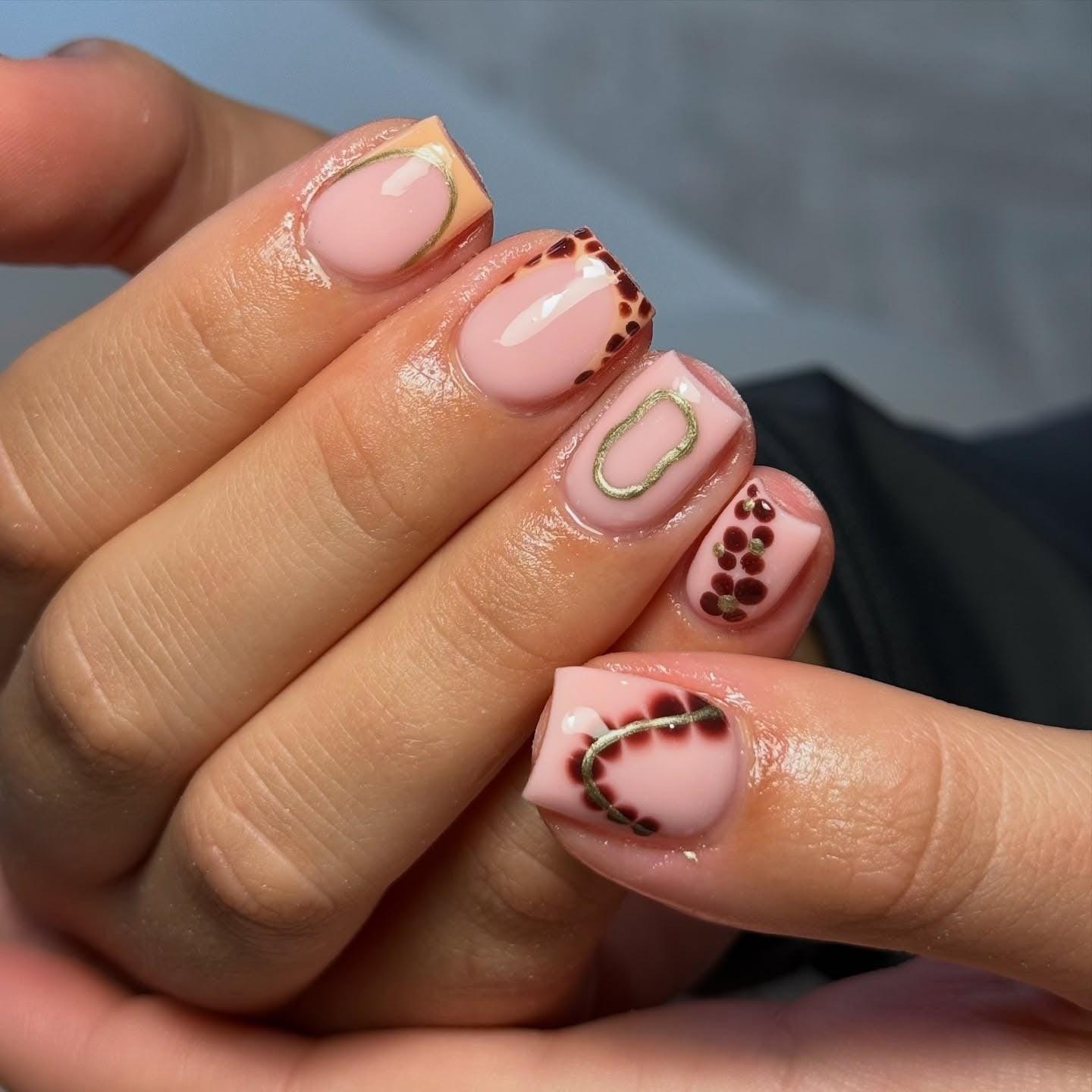 طراحی ناخن کوتاه انتزاعی مدرن با جزئیات طلایی و قهوه ای