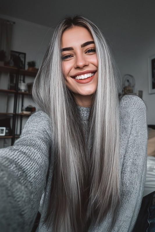 مدل مو صاف: موهای بلند و لخت با بالیاژ دودی نقره ای