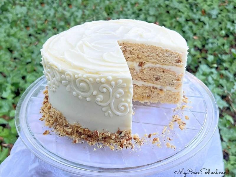 طرز تهیه کیک گردو و افرا، برش خورده، روی بشقاب کیک.