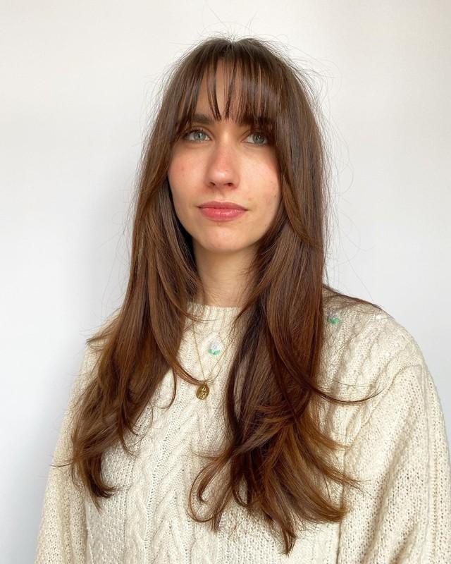 8. Warm Cinnamon Brunette with Airy Fringe (مدل مو بلند چتری کم پشت)