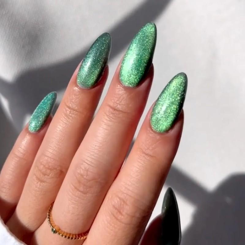Manicure featuring green metallic velvet nails - مدل ناخن مخملی
