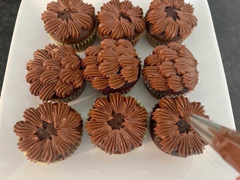 طرز تهیه کاپ کیک براونی: تزیین کاپ کیک های براونی.