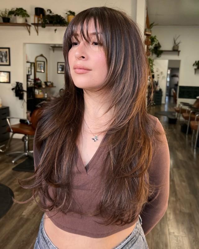لایه های شاه بلوطی با چتری های پرده ای بافت دار (مدل موی لایه لایه پردار)