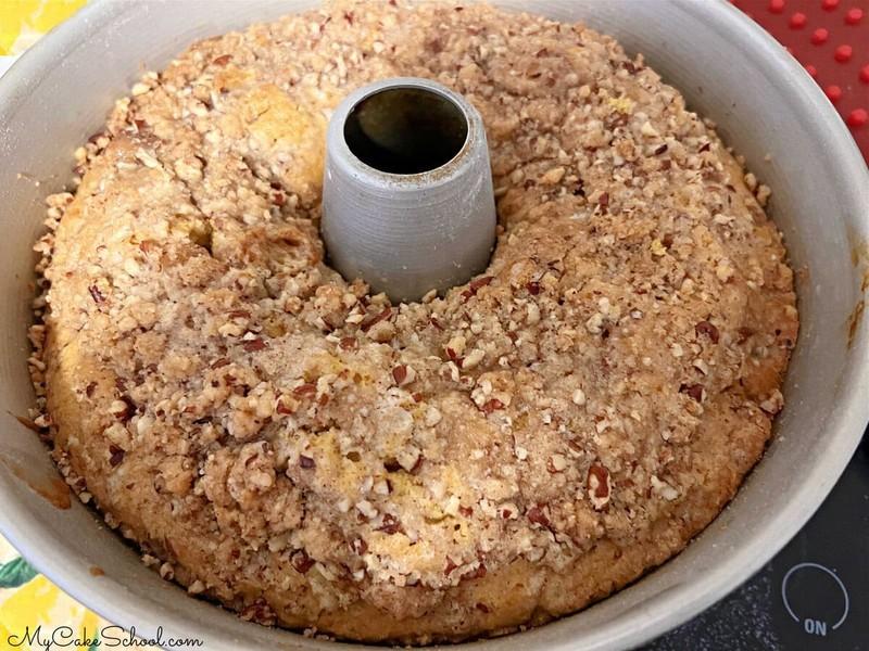 طرز تهیه کیک کدو حلوایی: کیک کدو حلوایی تازه پخته شده با رویه استرایزل.