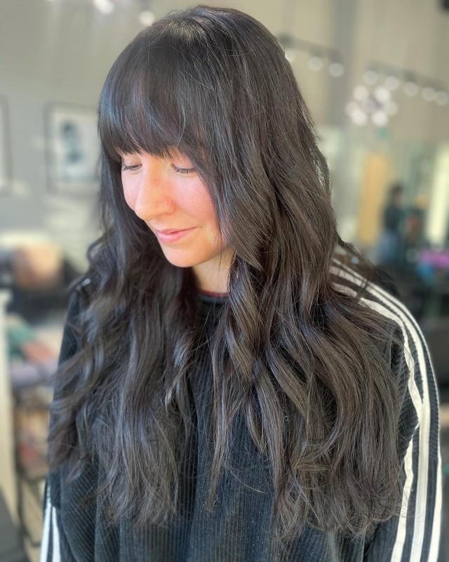 6. Midnight Brunette with Voluminous Layers (مدل مو بلند چتری کم پشت)