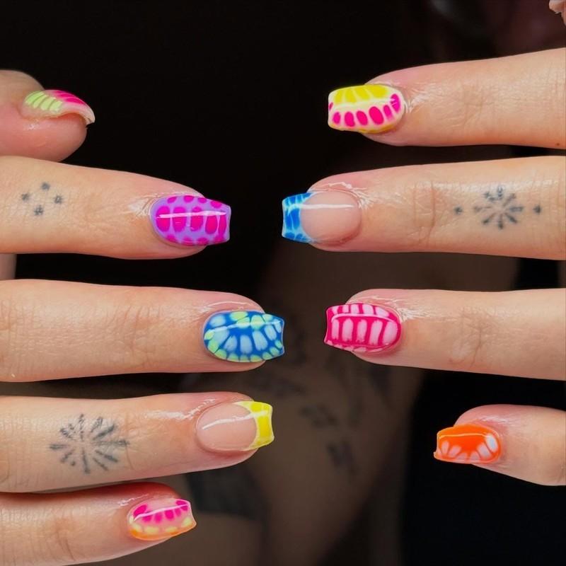 4. Vibrant Tie-Dye French Tips (مدل ناخن رنگارنگ)