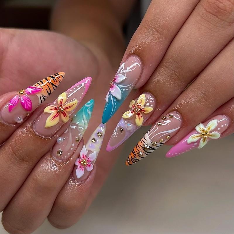 3. Island Bloom Sculpted Nails (مدل ناخن رنگارنگ)