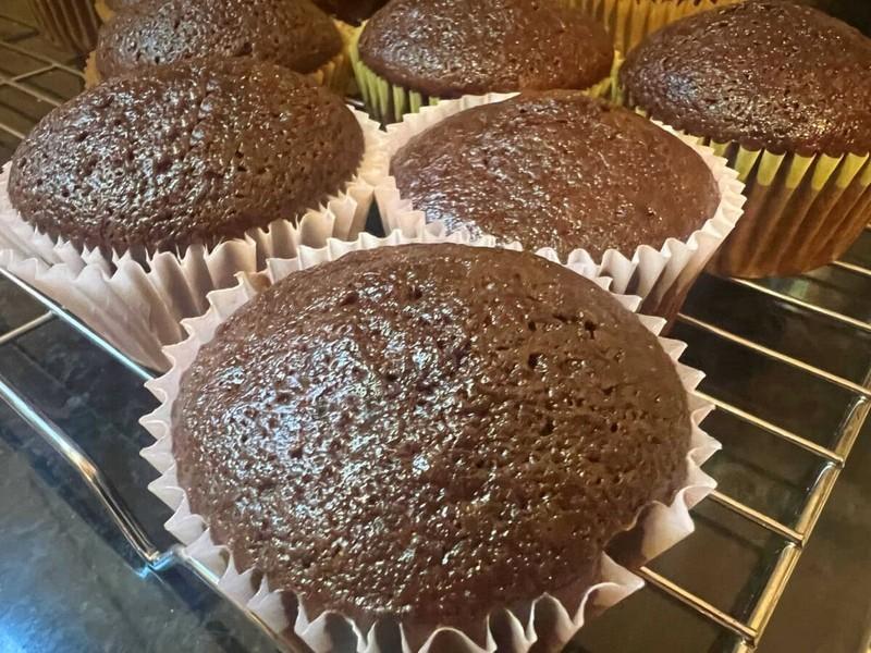 طرز تهیه کاپ کیک براونی: کاپ کیک های تازه پخته شده در حال خنک شدن.